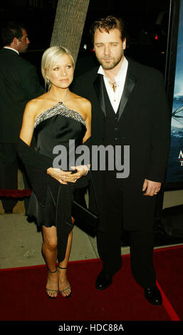 Russell Crowe und Danielle Spencer bei einer Vorführung des Films "Master and Commander: The Far Side of der Welt" an der Academy of Motion Picture Arts & Sciences in Beverly Hills, Kalifornien, Dienstag, 11. November 2003.   Bildnachweis: Francis Specker Stockfoto