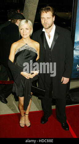 Russell Crowe und seine Frau Danielle Spencer bei einer Vorführung des Films "Master and Commander: The Far Side of der Welt" an der Academy of Motion Picture Arts & Sciences in Beverly Hills, Kalifornien, Dienstag, 11. November 2003.   Bildnachweis: Francis Specker Stockfoto