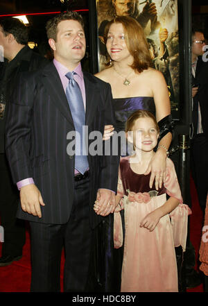 Sean Astin mit Frau Christine und Tochter Alexandra bei der Premiere von Herr der Ringe: die Rückkehr des Königs, im Mann Village Theater in Los Angeles am Mittwoch, Decemeber 3, 2003.   Bildnachweis: Francis Specker Stockfoto