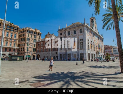 Nicht identifizierte Personen durch den Palazzo San Giorgio in Genua, Italien Stockfoto