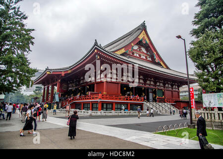 TOKYO, JAPAN - 3. Oktober 2016: Unbekannte Menschen in Sensoji-Tempel in Askusa, Tokio. Es ist Tokio, die älteste und eine der meisten Stockfoto