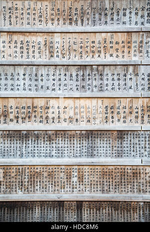 NIKKO, JAPAN - 5. Oktober 2016: Holzbretter mit japanischen Skript außerhalb der Tempel in Nikko, Japan. Nikko Schreine und Tempel sind UNESCO-Welt-gen Stockfoto