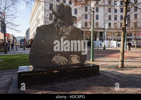 Ein Denkmal für Tony Hancock, Komiker, von Bruce Williams, 1996, in Old Square, Birmingham, England Stockfoto