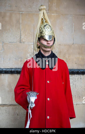 LONDON - 31. Oktober 2016: Queen es Life Guard steht in voller Montur an der Horse Guards Gebäude in Westminster. Stockfoto