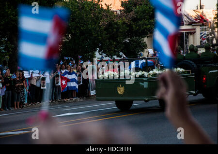 Der Trauernde säumen die Straßen und Wave Fahnen auf der Trauerzug von Kuba's Iconic Präsident Fidel Castro's Memorial in Havanna, Kuba Stockfoto