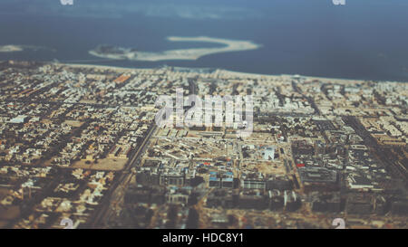 Wahre Tilt Shift Aufnahmen von oben von Dubai: Wohngebäude, Gebäude im Bau, Autobahnen und Küste mit Meer und Inseln Stockfoto