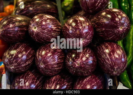 Glänzende Auberginen Stockfoto
