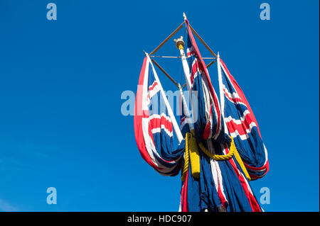 Zeremonielle Union Jack britische Flaggen hängen drapiert auf einem Mast in strahlend blauen Himmel entlang der Mall in London, Großbritannien Stockfoto