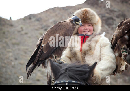 Bayan-Ulgii, Mongolei, 4. Oktober 2015: Eagle Jägerin mit ihrem Altai Golden Eagle Stockfoto