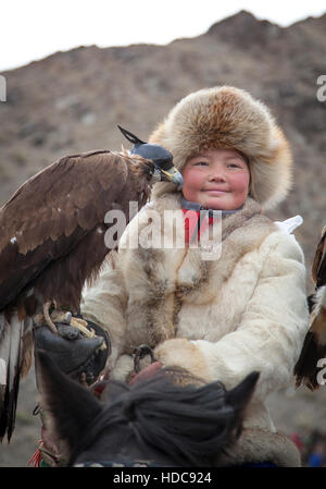 Bayan-Ulgii, Mongolei, 4. Oktober 2015: Eagle Jägerin mit ihrem Altai Golden Eagle Stockfoto