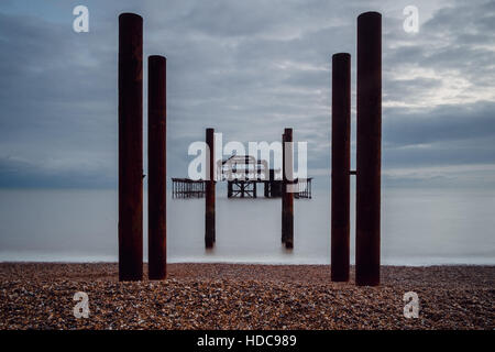 Landschaft-Farbbild der Brighton Pier West und verbleibenden Säulen. Stockfoto