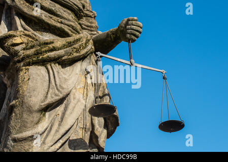 Nahaufnahme von der Justitia in Regensburg mit Schuppen in ihren Händen Stockfoto