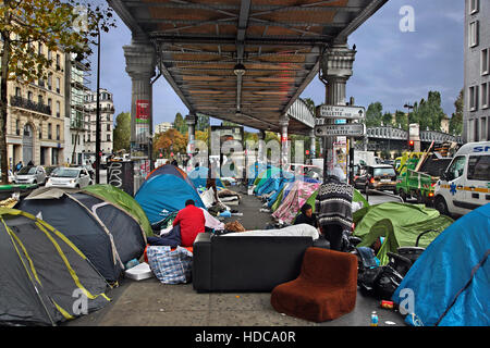 Flüchtling "Camp" in Stalingrad Station, 19. Arrondissement, Paris, Frankreich. Stockfoto