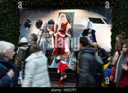 Shopper-Pass eine Shop-Weihnachts-Fenster angezeigt, auf der Oxford Street im Zentrum von London. PRESS ASSOCIATION Foto Bild Datum: Samstag, 10. Dezember 2016. Bildnachweis sollte lauten: John Stillwell/PA Wire Stockfoto