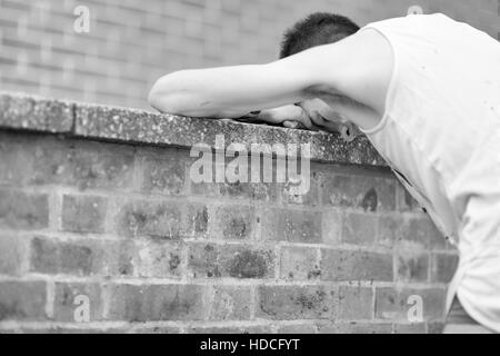 Patrick Roddy erholt sich nach Oxford V Cambridge Varsity Kreuz Land Befestigung an Wimbledon Common, London, UK, auf 12.05.2015 Stockfoto