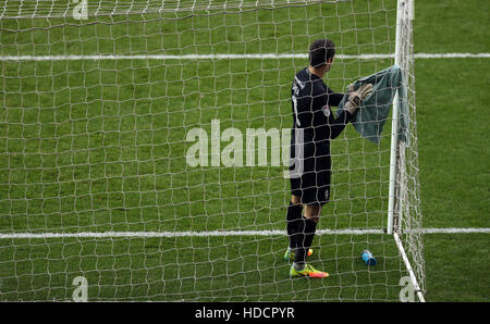 AFC Wimbledon Torwart James Shea trocknet seine Handschuhe während der Sky Bet League One Spiel im Stadion mk, Milton Keynes. Stockfoto