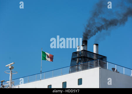 An Bord, Schornstein einer Fähre oder Kreuzfahrtschiff, schwarzer Rauch. Belastet die Atmosphäre auch um Urlaub, aus geschäftlichen Gründen reisen. Stockfoto