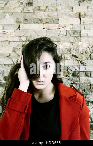 Schwere Teenager-Mädchen Hand berühren Haare Stockfoto