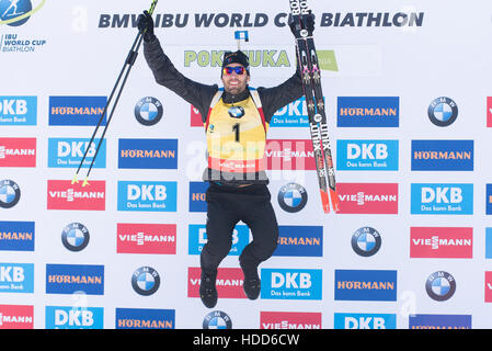 Pokljuka, Slowenien. 10. Dezember 2016. Martin Fourcade von Frankreich Celbrating seinen ersten Platz bei der 12, 5 km Verfolgung beim Biathlon-Weltcup-Rennen in Pokljuka. Bildnachweis: Rok Rakun/Pacific Press/Alamy Live-Nachrichten Stockfoto