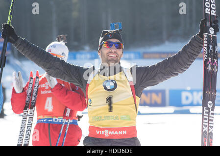 Pokljuka, Slowenien. 10. Dezember 2016. Martin Fourcade von Frankreich Celbrating seinen ersten Platz bei der 12, 5 km Verfolgung beim Biathlon-Weltcup-Rennen in Pokljuka. Bildnachweis: Rok Rakun/Pacific Press/Alamy Live-Nachrichten Stockfoto