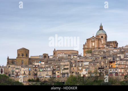 Uralte Landschaft von Piazza Armerina bei Sonnenuntergang. Aus Sonnenlicht zu Nacht Licht, das durch die blaue Stunde. Sie sehen die barocke Kathedrale, Heilige Maria o Stockfoto