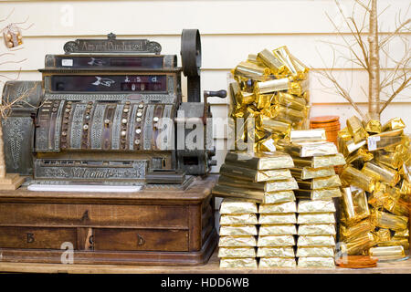 Eine alte mechanische Registrierkasse, 1910, von der National Cash Register Company und Goldbarren aus Schokolade gemacht Stockfoto