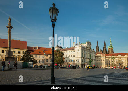 Herbstnachmittag am Hradschin Quadrat (Hradcanske Namesti), Prag, Tschechische Republik. Stockfoto