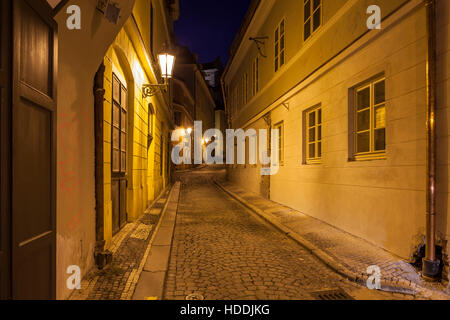 Nacht auf den Straßen von Mala Strana (Kleinseite) in Prag, Tschechien. Stockfoto