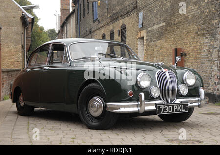 Jaguar Mk2 Auto im Zeitraum urbane Lage Stockfoto