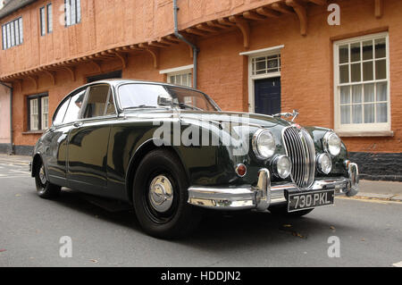 Jaguar Mk2 Auto im Zeitraum innerstädtischer Lage. Stockfoto