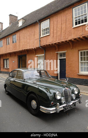 Jaguar Mk2 Auto im Zeitraum urbane Lage Stockfoto