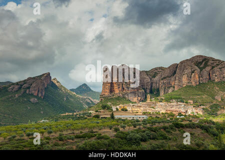 Stürmischer Himmel über Mallos de Agüero, einem berühmten Felsformation in Huesca, Aragon, Spanien. Pre-Pyrenäen. Stockfoto