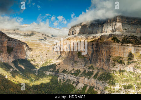 Herbst im Ordesa y Monte Perdido Nationalpark, Huesca, Aragon, Spanien, Pyrenäen. Stockfoto