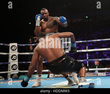 Dillian Whyte (hinten) im Kampf gegen Dereck Chisora während ihrer WBC Welt-Schwergewichts-Titel-Eliminator in Manchester Arena. Stockfoto