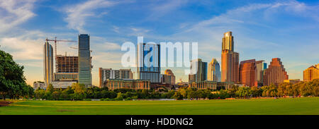 Austin, Texas, USA - 6. Juni 2016: Downtown Austin Skyline von Lady Bird Lake aus gesehen. Stockfoto