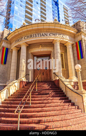 Portland, Oregon, USA - 25. Februar 2016: 1879 gegründete First Christian Church of Portland zeigt seine Ecke Treppen auf eine Spalte ado Stockfoto