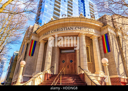 Portland, Oregon, USA - 25. Februar 2016: 1879 gegründete First Christian Church of Portland zeigt seine Ecke Treppen auf eine Spalte ado Stockfoto