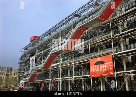 Centre Georges Pompidou, einem komplexen Gebäude im Bereich Beaubourg im 4. Arrondissement von Paris. Stockfoto