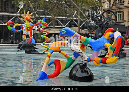 Moderne Skulptur am Brunnen Platz Igor Stravinsky, außerhalb des Centre Pompidou in Paris Frankreich. Stockfoto