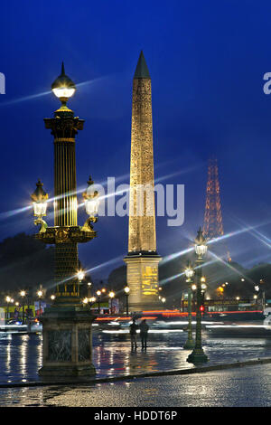 Regnerischen Nacht am Place De La Concorde, mit der ägyptische Obelisk in der Mitte und den Eiffelturm in den Rücken. Paris, Frankreich. Stockfoto