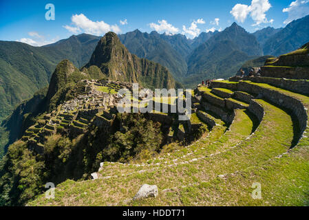 Blick auf die verlorene Inka-Stadt Machu Picchu in der Nähe von Cusco, Peru. Machu Picchu ist eine peruanische historische Heiligtum. Terrassen im Vordergrund zu sehen. Stockfoto