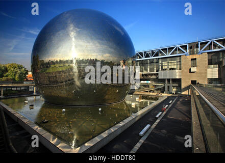 Die Welt von La Geode im Parc De La Villette in der "Cité des Sciences et de l ' Industrie ', Paris, Frankreich. Stockfoto