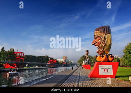 Die Le Canal de l'Ourcq Kreuzung Parc de la Villette ('decorated' mit Statuen aus dem Rio de Janeiro Karneval), Paris, Frankreich. Stockfoto