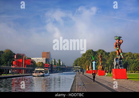 Die Le Canal de l'Ourcq Kreuzung Parc de la Villette ('decorated' mit Statuen aus dem Rio de Janeiro Karneval), Paris, Frankreich. Stockfoto