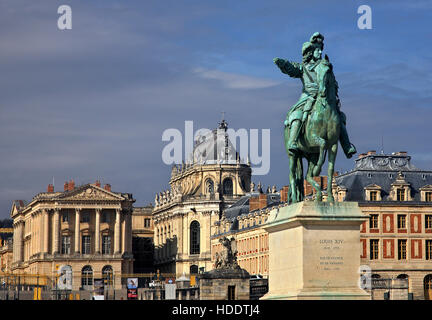 Statue von König Louis XIV (bekannt als der "Sonnenkönig") außerhalb der Palast von Versailles, Frankreich. Stockfoto