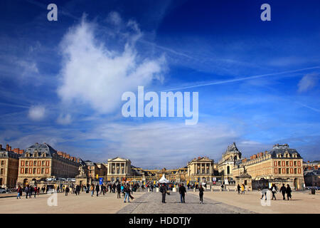 Touristen vor dem Palast von Versailles, Frankreich. Stockfoto