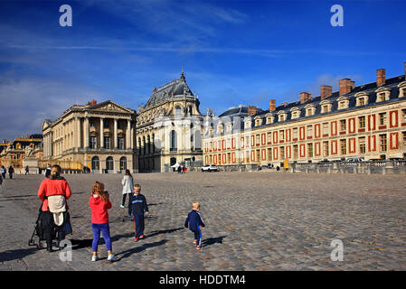 Touristen vor dem Palast von Versailles, Frankreich. Stockfoto