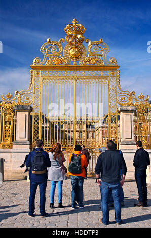 Touristen vor dem Palast von Versailles, Frankreich. Stockfoto