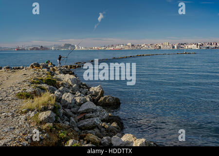 Zwei Jungs Angeln in dem Dorf de Pedreña, im Hintergrund die Bucht von der Stadt Santander Kantabrien, Spanien, Europa. Stockfoto