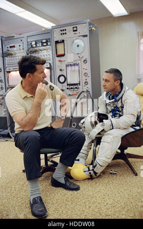 NASA-Gemini-Titan-3 backup Crew Astronaut, die Wally Schirra (links) Gespräche mit erstklassigen Mannschaft Astronauten Gus Grissom vor der GT-3 auf der Cape Canaveral Air Force Station 23. März 1965 in Cape Canaveral, Florida starten. Stockfoto